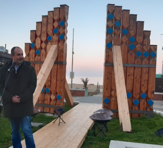 Inaugurata la “Porta a mare” di Loreno Sguanci, restaurata dalla falegnameria di T41B